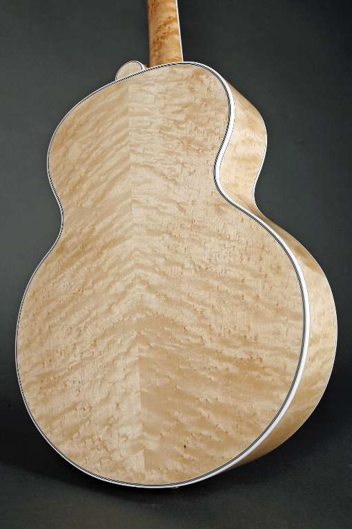 Bild 3: Ahorn-Furnier verleiht dieser Gitarre das gewisse Etwas. Foto: Wehmeyer/IFN